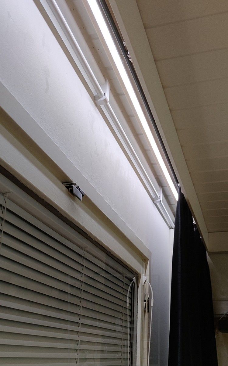 Led nauha pintaprofiilissa verhokiskon ja koristelistan takana. Ledstore.fi
